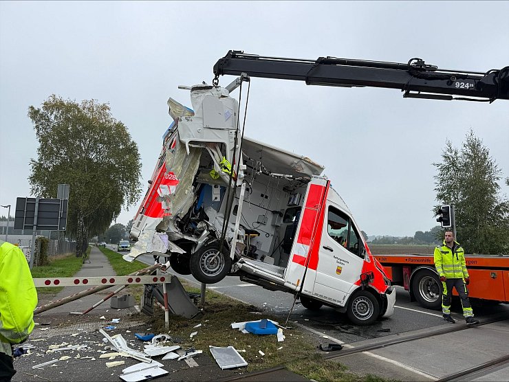Der Rettungswagen wurde von der Unfallstelle geborgen. - © TV7News/dpa