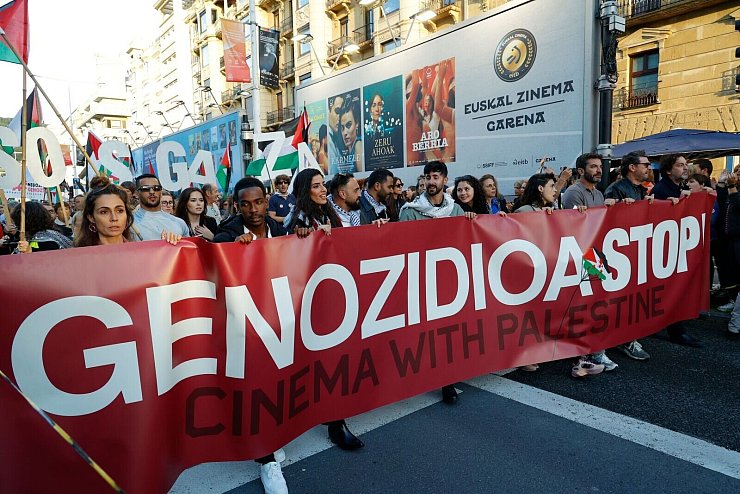 Teilnehmer einer propalästinensischen Demonstration im spanischen Teil des Baskenlandes warfen Israel einen Völkermord im Gazastreifen vor. - © Arnaitz Rubio/EUROPA PRESS/dpa
