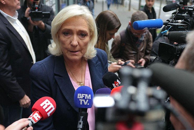 Bei Neuwahlen könnte das rechte Rassemblement National seine Position weiter festigen. - © Thomas Samson/AFP/dpa
