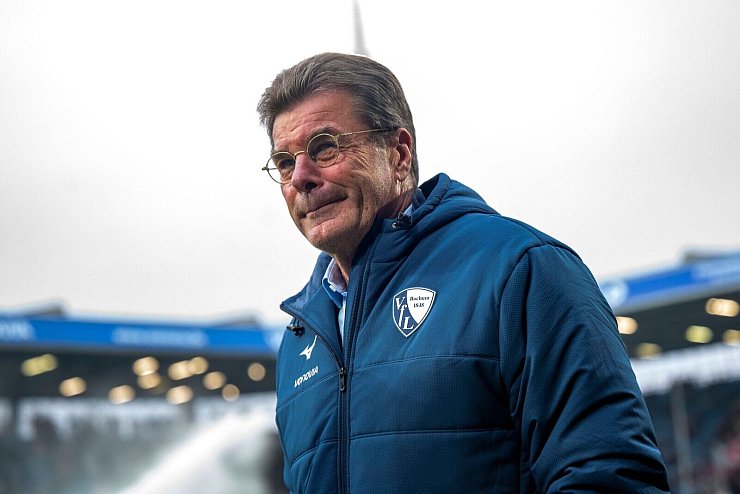Dieter Hecking gab sein Debüt als Trainer des VfL Bochum. - © David Inderlied/dpa