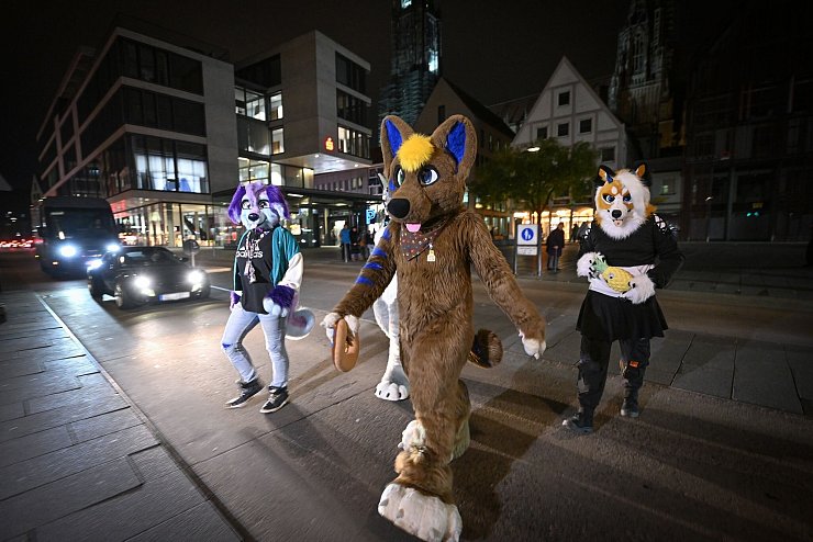 Beim sogenannten Suitwalk wollen die Furrys Farbe in den grauen Alltag der Menschen bringen. (Archivbild) - © Felix Kästle/dpa
