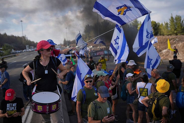 Demonstranten in Israel fordern die Freilassung der Hamas-Geiseln. - © Ohad Zwigenberg/AP/dpa