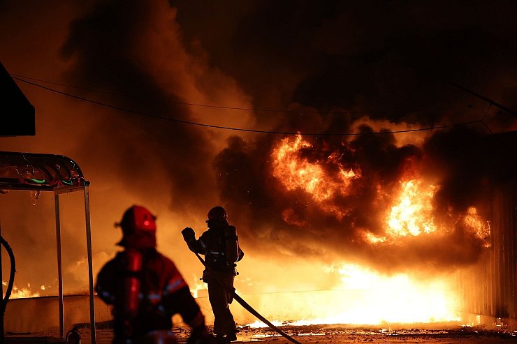 Bei den Toten und Verletzten handelt es sich um Feuerwehrleute und Regierungsbeamte. - © Yoon Gwan-shick/Yonhap/AP/dpa