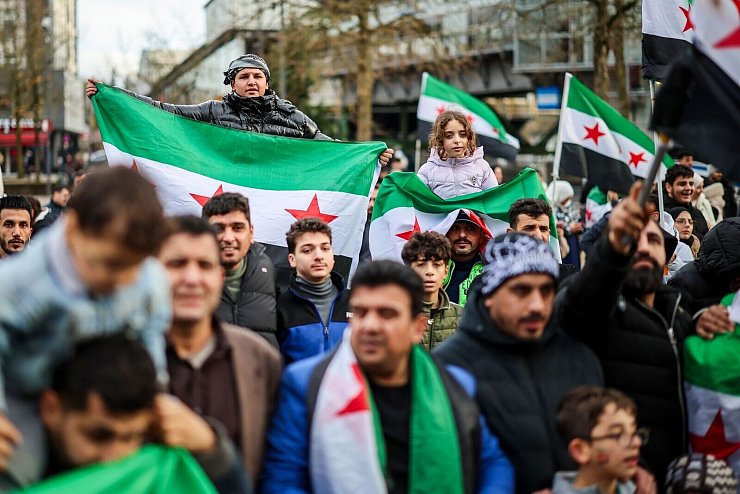 Hunderte Menschen feierten in Wuppertal am Sonntag. - © Christoph Reichwein/dpa