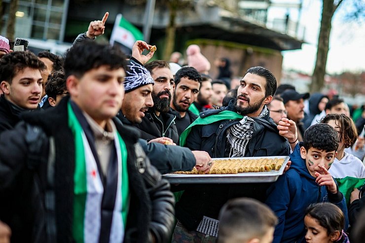 Viele Menschen aus Syrien gingen in NRW am Wochenende auf die Straße. - © Christoph Reichwein/dpa