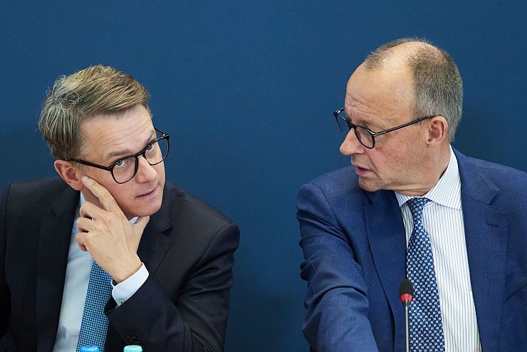 CDU-Chef Merz und Generalsekretär Linnemann positionieren sich gegen die SPD. - © Joerg Carstensen/dpa