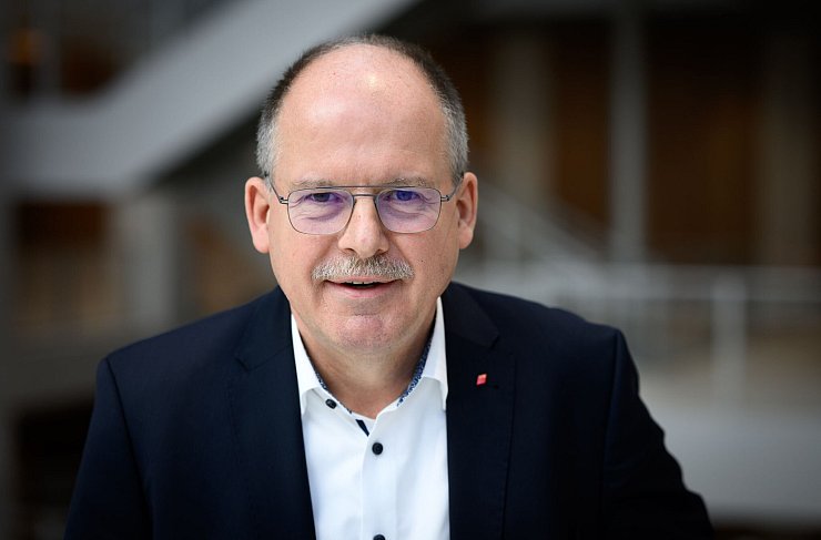Stefan Körzell von der DGB-Spitze hält es für realistisch, 95 Prozent der Beschäftigten zu entlaste. - © Bernd von Jutrczenka/dpa