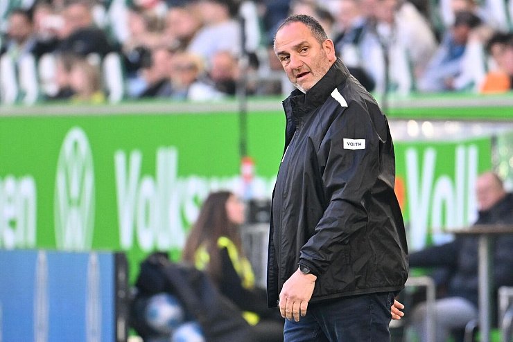 Heidenheims Frank Schmidt bei seinem 700. Pflichtspiel als Trainer des FCH. - © Swen Pförtner/dpa
