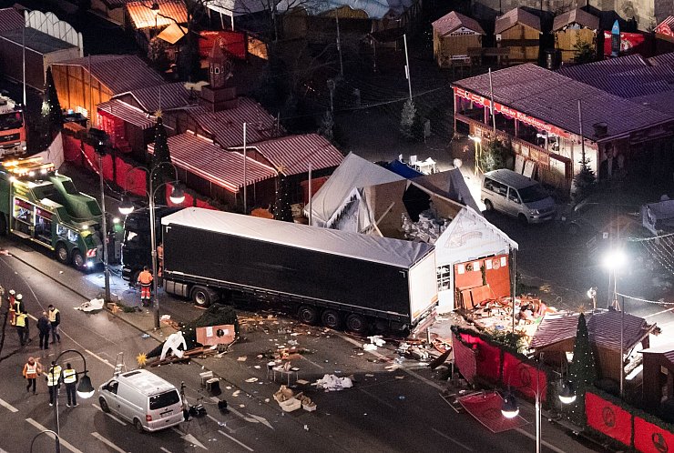 Der folgenschwerste islamistische Terroranschlag in Deutschland wurde im Dezember 2016 in Berlin verübt, wo ein abgelehnter Asylbewerber aus Tunesien einen gestohlenen Lastwagen in die Menschenmenge auf einem Weihnachtsmarkt lenkte. Den LKW-Fahrer hatte er vorher erschossen. Der Attentäter tötete auf dem Breitscheidplatz zwölf Menschen. Fast 170 Menschen wurden verletzt, teils schwer. Einer von ihnen starb 2021 an den Langzeitfolgen seiner Verletzungen. (Archivfoto) - © Bernd von Jutrczenka/dpa