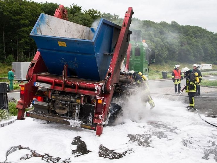 Der Fahrer konnte seinen Lkw noch auf einen Rastplatz steuern. - © FOTO: Feuerwehr Porta/Michael Horst
