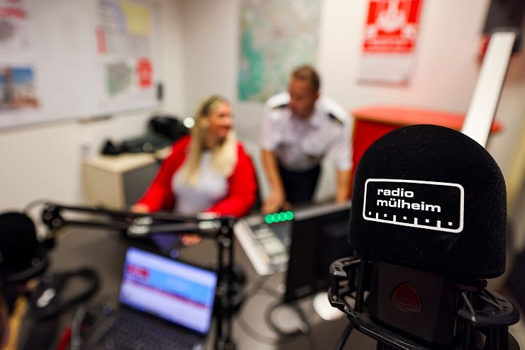 Die Moderatoren kommen auch im Notfall von Radio Mülheim - die Menschen sollen die vertrauten Stimmen der Stamm-Moderatoren aus dem Radio hören. - © Christoph Reichwein/dpa