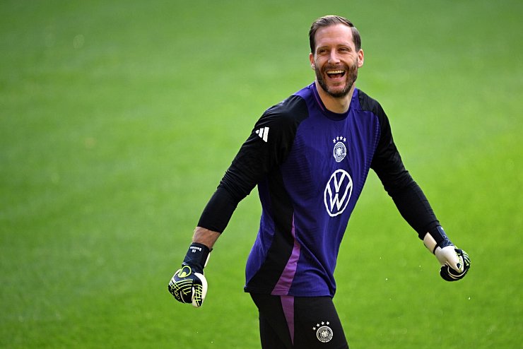 Oliver Baumann hat als Nummer eins vor dem Italien-Rückspiel gut Lachen. - © Federico Gambarini/dpa