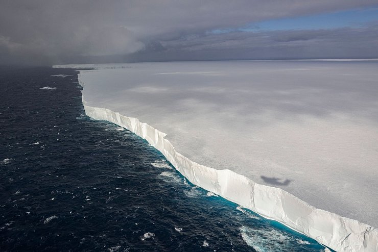 Der Eisberg mit der Bezeichnung A23a am 25. November 2024 vor der Küste der Antarktis. - © Cpl Tom Cann RAF/RAF/Ministry of Defence/AP/dpa