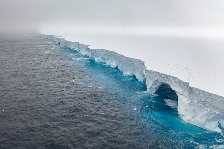 Spektakuläre Bilder vom derzeit weltweit größten Eisberg zeigen, wie Erosion riesige Bögen und höhlenartige Vertiefungen in den Koloss gemeißelt hat. - © Ian Strachan/Eyos Expeditions/dpa
