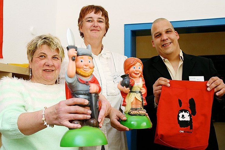 Freuen sich auf ihre neue Arbeit: Monika Kibbert, Monika Jankowski und Christoph Grolig (von links) sind drei von sechs Tagesstätten-Besuchern, die unter anderem den Versand von lippischen Produkten abwickeln. - ©