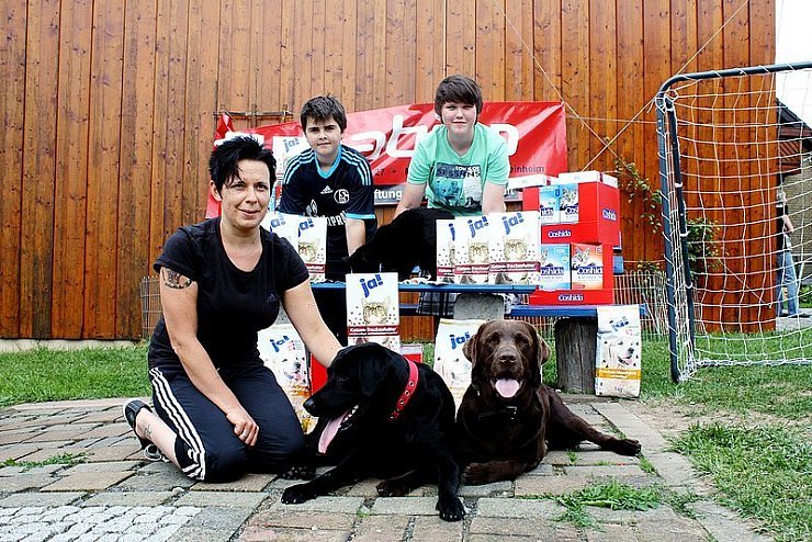 Fleißige Sammler: Kevin de le Roi (rechts) wird beim Geldsammeln für die Tierheime in Lippe von seinem Freund Jannes Thalke und seiner Mutter Nicole Willeke-de le Roi unterstützt. 