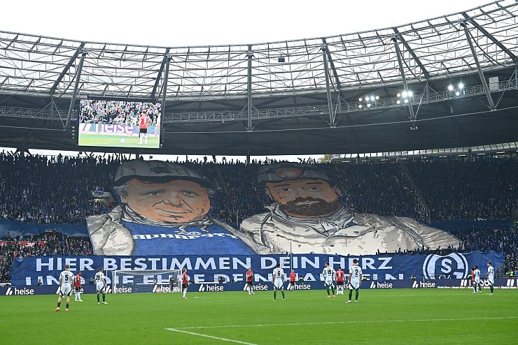 Schalker Fans in Hannover. - © Swen Pförtner/dpa