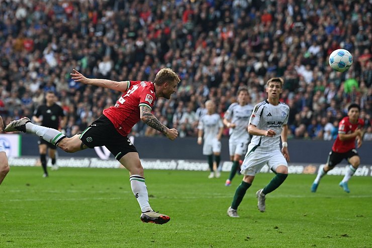 Chance für Hannover: Andreas Voglsammer köpft den Ball auf das Schalker Tor. - © Swen Pförtner/dpa