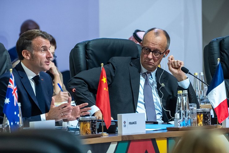 Bundeskanzler Friedrich Merz (rechts) will mit dem französischen Präsidenten Emmanuel Macron und anderen Partnern an Änderungsvorschlägen für den US-Plan arbeiten. - © Michael Kappeler/dpa-Pool/dpa