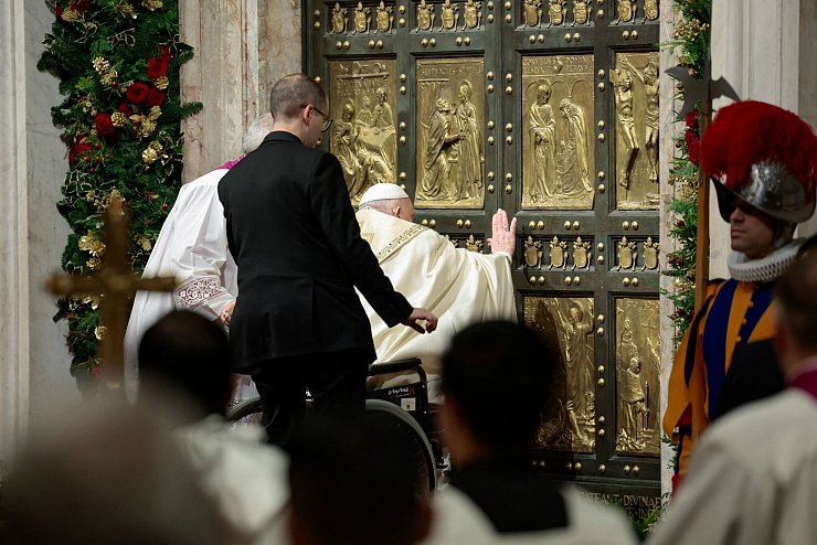 Mehrmals klopfte der Papst an die Tür, woraufhin Helfer diese von innen öffneten. - © Remo Casilli/Pool Reuters/AP/dpa