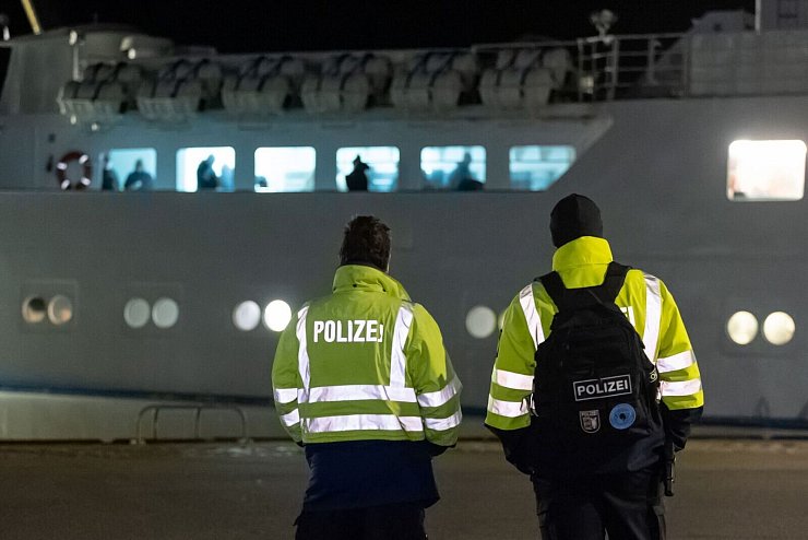 Die «Funny Girl» läuft im Hafen von Büsum ein (Foto aktuell). - © Bodo Marks/dpa