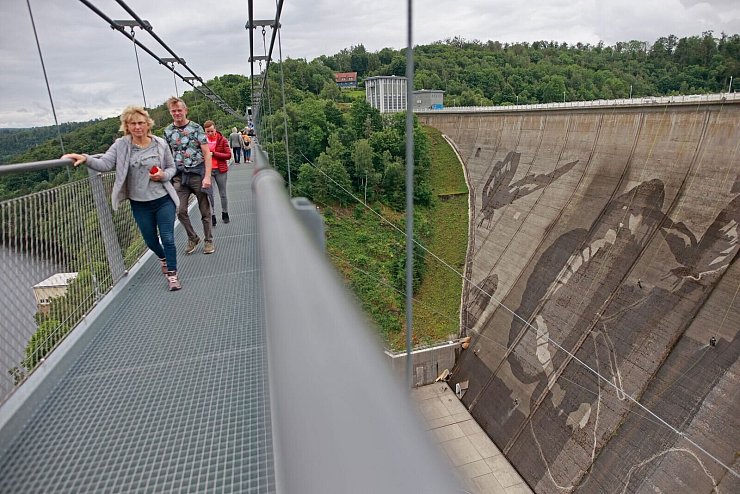 Auf der Staumauer der größten Trinkwassertalsperre Deutschlands wird mit Hochdruckreinigern ein Kunstwerk gemalt. - © Matthias Bein/dpa