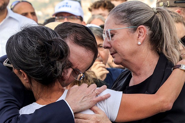 Israels Staatspräsident Herzog tröstet die Mutter der getöteten Geisel Hersh Goldberg-Polin. - © Gil Cohen-Magen/AFP Pool/AP/dpa