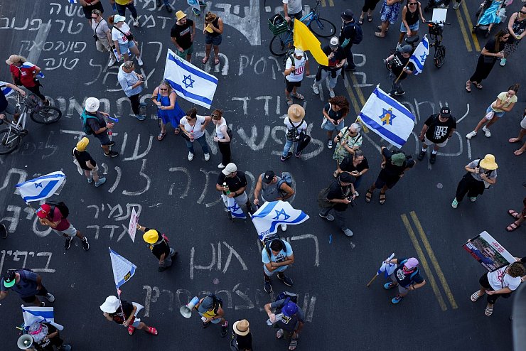 Demonstranten in Israel fordern einen Waffenstillstand und die Freilassung aller Geiseln. - © Ohad Zwigenberg/AP/dpa