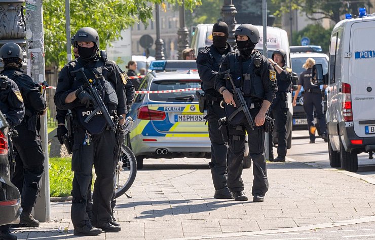 Rund 500 Polizisten waren im Einsatz. - © Peter Kneffel/dpa