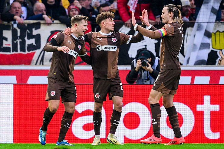 Johannes Eggestein (l) traf für St. Pauli beim VfB. - © Tom Weller/dpa