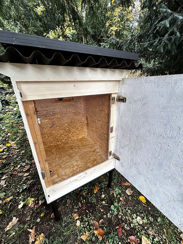 Wenn die Tür geschlossen wird, werden Tierschützer alarmiert. - © -/Stiftung Tierklappe/dpa