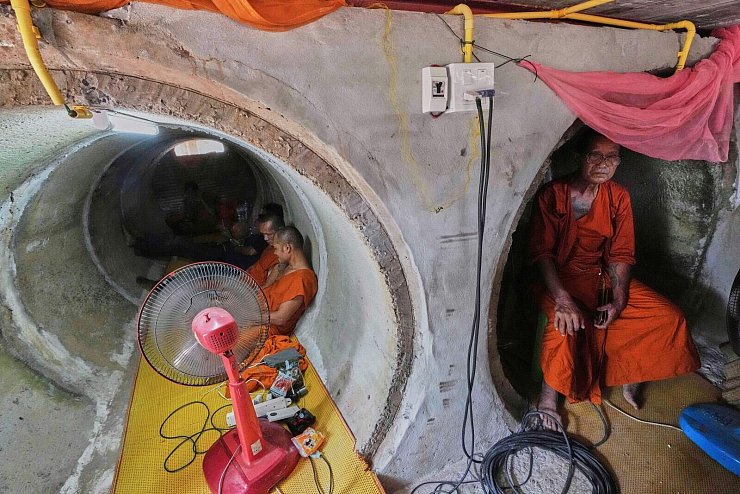 Die Menschen auf beiden Seiten leben derzeit in Angst vor dem Artilleriefeuer. - © Sakchai Lalit/AP/dpa