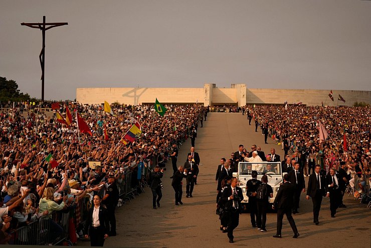Papst Franziskus fährt mit dem Papamobil durch die Menge. - © Francisco Seco/AP