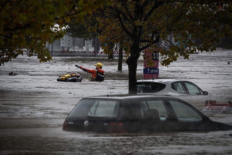 Gefährlicher Kampf in den Wassermassen in Givors südlich von Lyon. - © Jean-Philippe Ksiazek/AFP/dpa