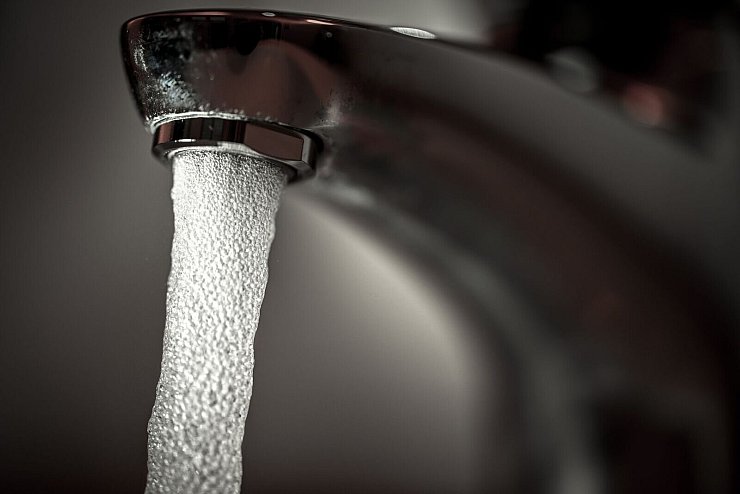 Gletscherwasser nährt Seen und Flüsse - wenn es weniger wird, schrumpft die Trinkwassermenge für die Menschheit (Symbolbild) - © Felix Kästle/dpa