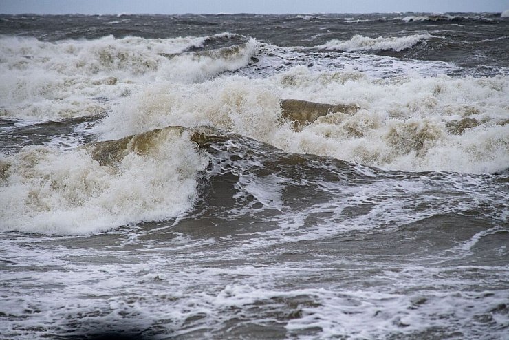 Schmelzwasser aus Eis und Gletschern an den Polen könnte die für unser Wetter wichtige Atlantischen Umwälzströmung (Amoc) dramatisch schwächen (Symbolbild) - © Stefan Sauer/dpa