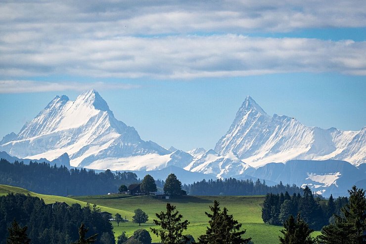 Es fällt wegen des Klimawandels weniger Schnee in den Bergen und das, was fällt, schmilzt schneller (Archivbild) - © Marcel Bieri/KEYSTONE/dpa