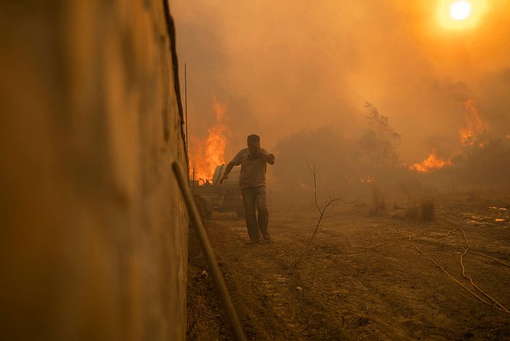 Flucht vor den Flammen. - © Petros Giannakouris/AP/dpa