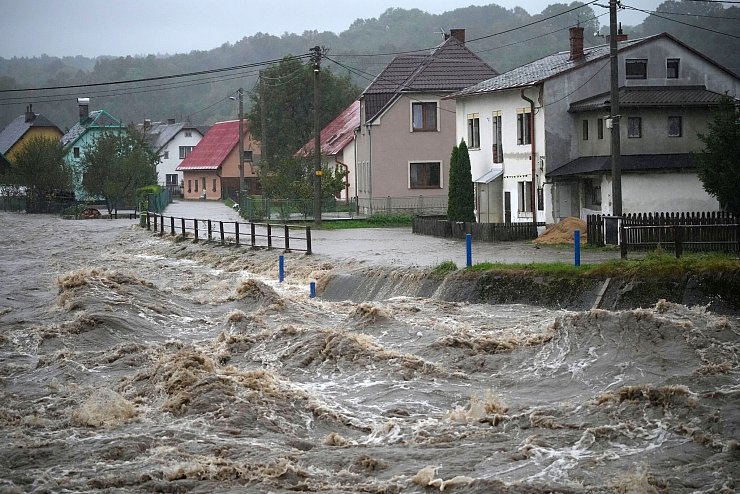 Extremwetter wie verheerende Regenfällen nehmen mit dem Klimawandel zu (Archivbild) - © Petr David Josek/AP