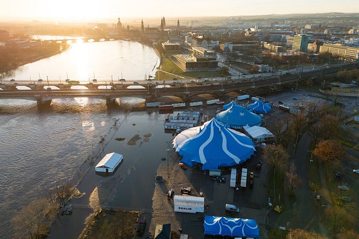 Das Hochwasser der Elbe nähert sich den Zelten des Weihnachts-Circus im Sportpark Ostra in Dresden. - © Sebastian Kahnert/dpa