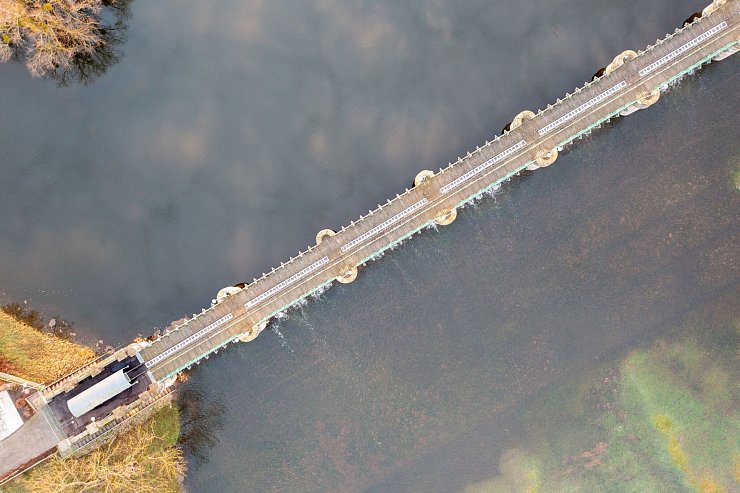 Blick auf das Pretziener Wehr in Sachsen-Anhalt (Aufnahme mit einer Drohne). - © Stephan Schulz/dpa