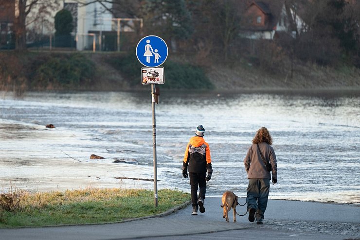 Das Hochwasser der Elbe tritt in der Flutrinne zwischen den Dresdner Stadtteilen Kaditz und Mickten über das Ufer. - © Sebastian Kahnert/dpa