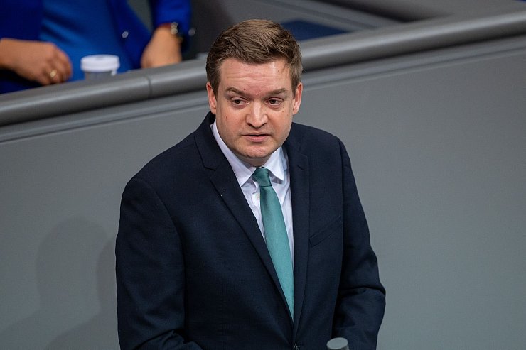 Michael Breilmann (CDU) spricht im Bundestag zum Antrag zum Schutz jüdischen Lebens in Deutschland. Die Union hätte sich in dem Antrag an einigen Stellen noch härtere Formulierungen gewünscht, war auch Verhandlerkreisen zu hören. - © Christophe Gateau/dpa