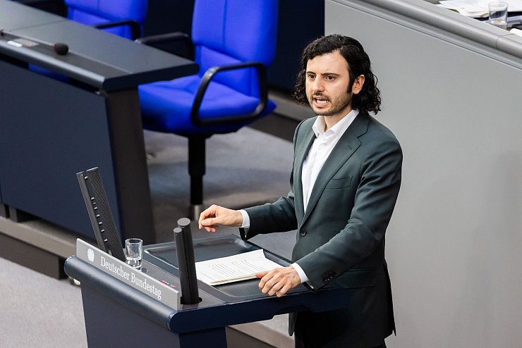 Hakan Demir (SPD) enthielt sich bei der Abstimmung über den Antrag zur Bekämpfung von Antisemitismus. - © Christoph Soeder/dpa