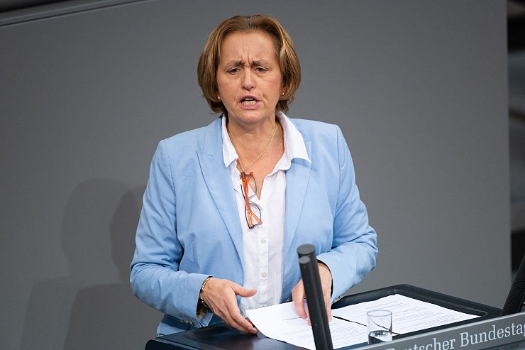 Beatrix von Storch (AfD) sagt, in dem Antrag von Union, SPD, Grüne und FDP seien auch Ideen ihrer Partei zu finden. - © Christophe Gateau/dpa