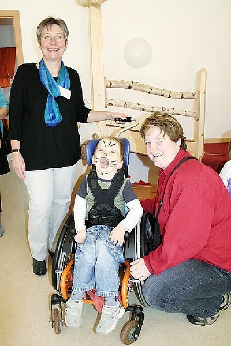 Besichtigen die neuen Räume: Birgit Kleine-Ostmann (links) zusammen mit Ben (5) und seiner Mutter Andrea Tkaczik im neuen Reich der U3-Gruppe in Vahlhausen. - © Foto: Dick