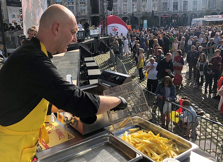 Gastronom Vincent Pécourt bereitet Pommes-frites zu. - © Michael Evers/dpa