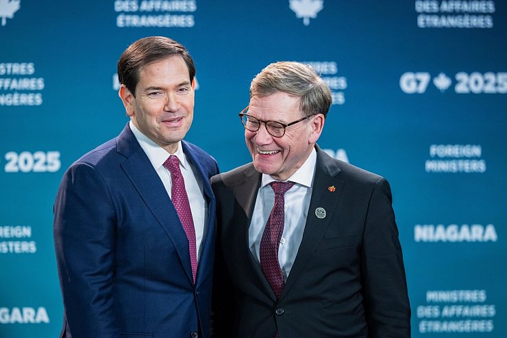Beim Familienfoto des Außenministertreffens der G7-Runde wirtschaftsstarker Demokratien zeigen sich Außenminister Johann Wadephul (r., CDU) und sein US-Kollege Marco Rubio gut gelaunt. - © Nick Iwanyshyn/The Canadian Press/AP/dpa