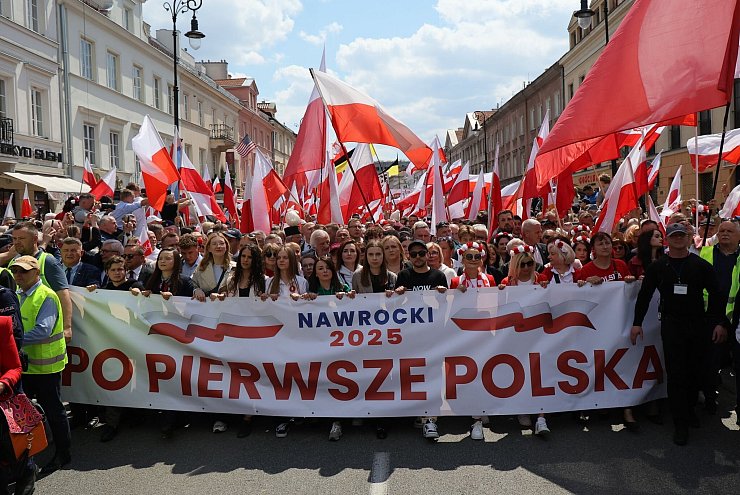Anhänger des konservativen polnischen Präsidentschaftskandidaten Karol Nawrocki ziehen durch Warschau. (Foto aktuell) - © Albert Zawada/PAP/dpa
