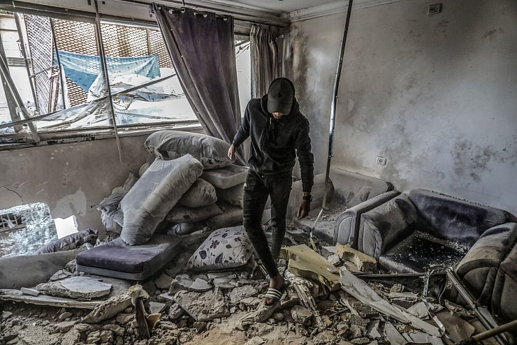 Ein Palästinenser begutachtet in Rafah die Zerstörung eines Hauses nach einem israelischen Luftangriff, bei dem eine Person getötet wurde. - © Abed Rahim Khatib/dpa